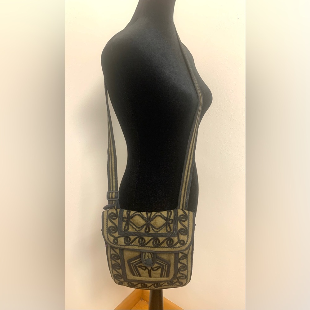 Handmade 100% wool crossbody bag